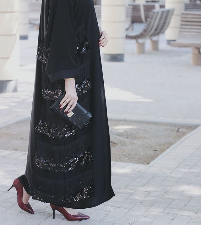 عبايات سواريه مع تطريزات الشراشيب والترتر