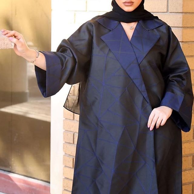 العبايه المعطف باللون من خامة الجلد ولمسات من الأزرق