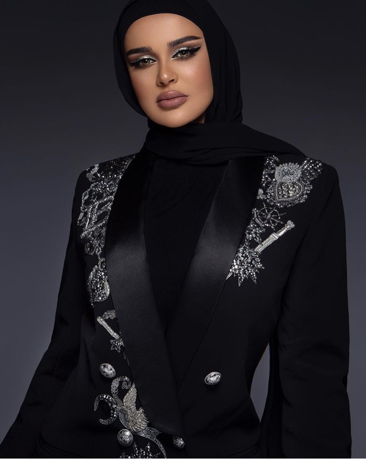 البليزر الفخم بتطريزات فضية