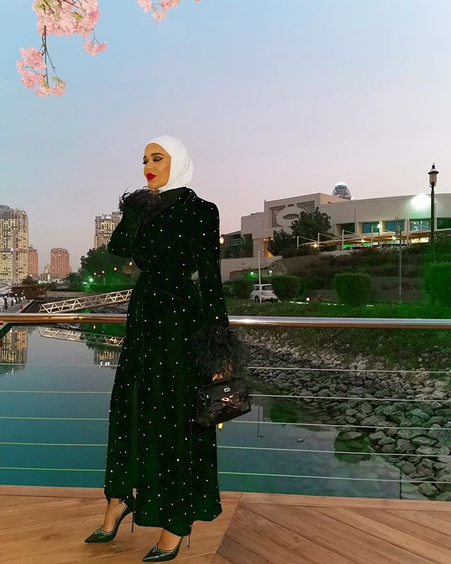فستان أسود منقط بالخرز من مرمر محمد
