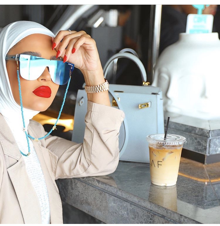 النظارة العاكسة مع البليزر الكلاسيكي