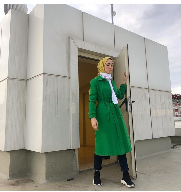 معطف شتوي باللون الأخضر الفاقع