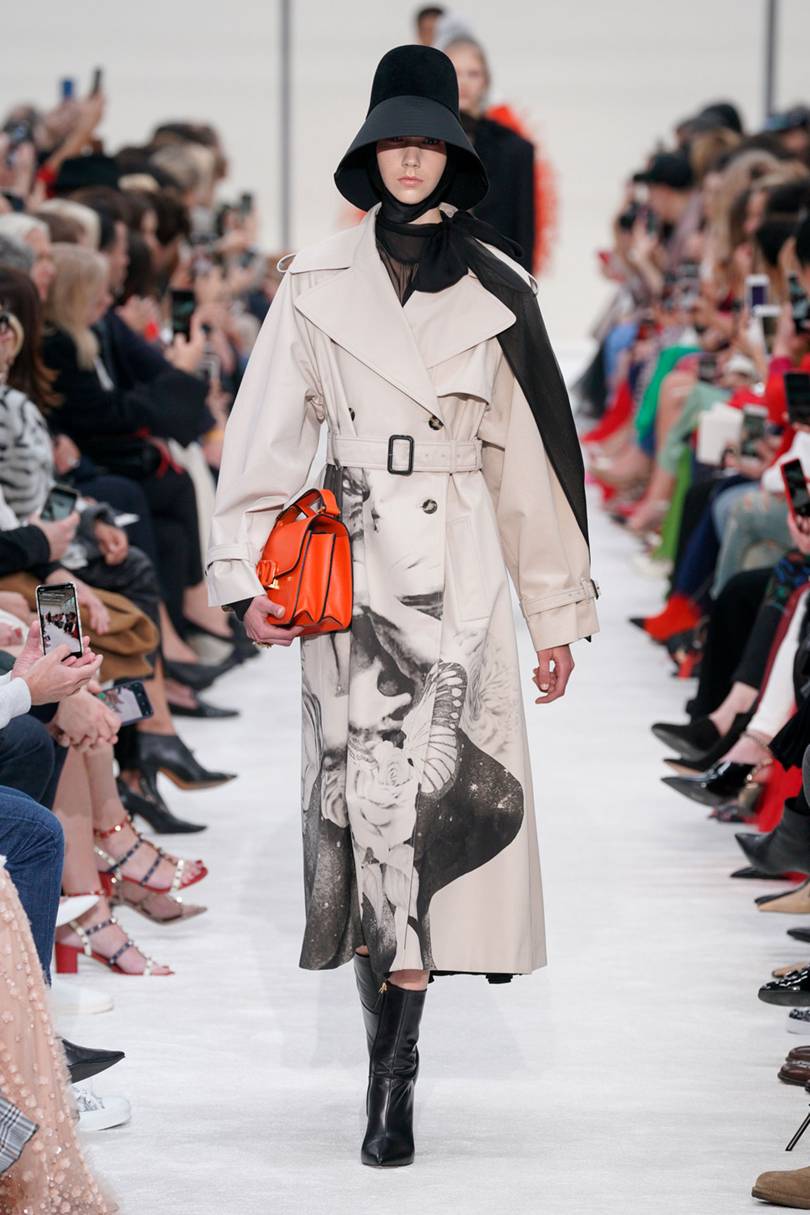 معطف ترينش أبيض وأسود من Valentino