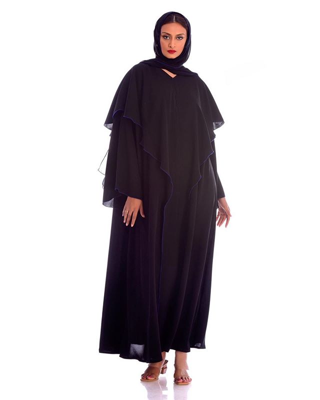 عبايه سوداء شيفون مع الكشكش على الأكتاف
