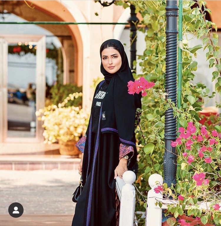 العبايه السوداء الرياضية