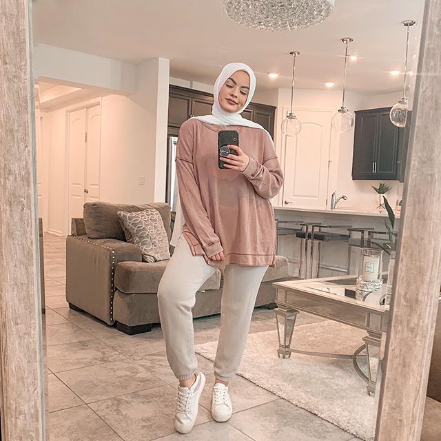 إطلالات أمية زين بالبلوزات الطويلة والبناطيل الرياضية