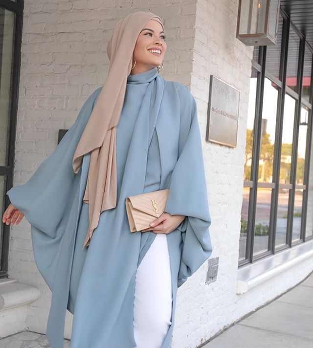 البلوزة الطويلة الشيفون باللون الأزرق السماوي من أمية زين