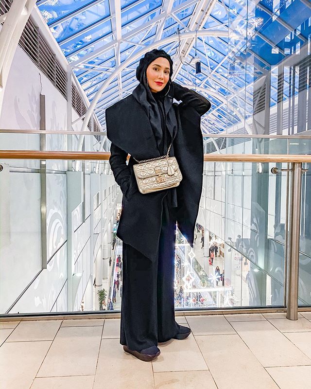 أمينة خان بالبالطو الكلاسيكي