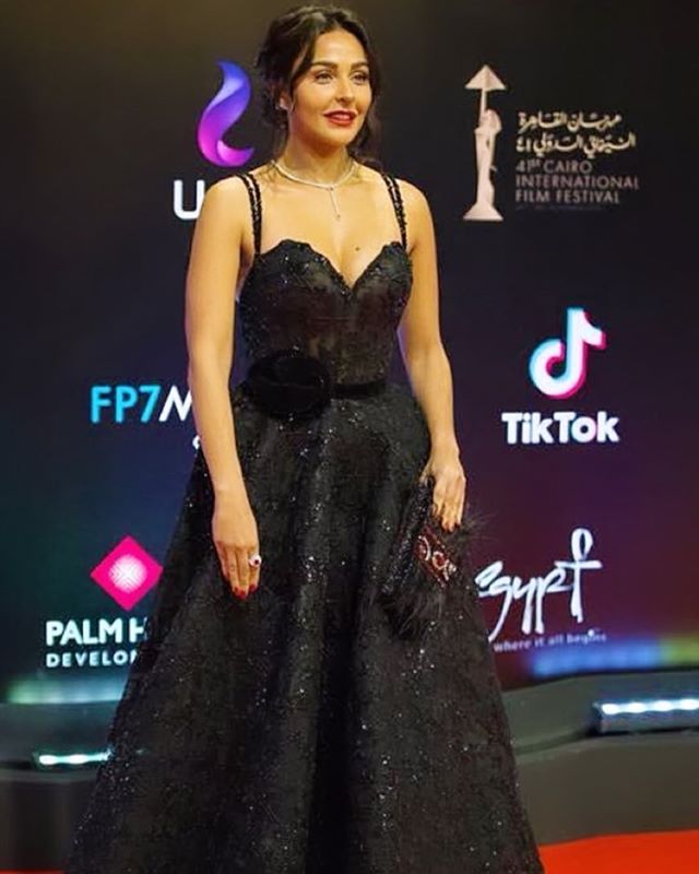 ميس حمدان بفستان أسود براق