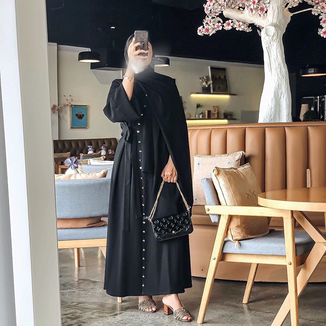 العبايه السوداء مع الأزرار الأمامية من ميثاء العلي