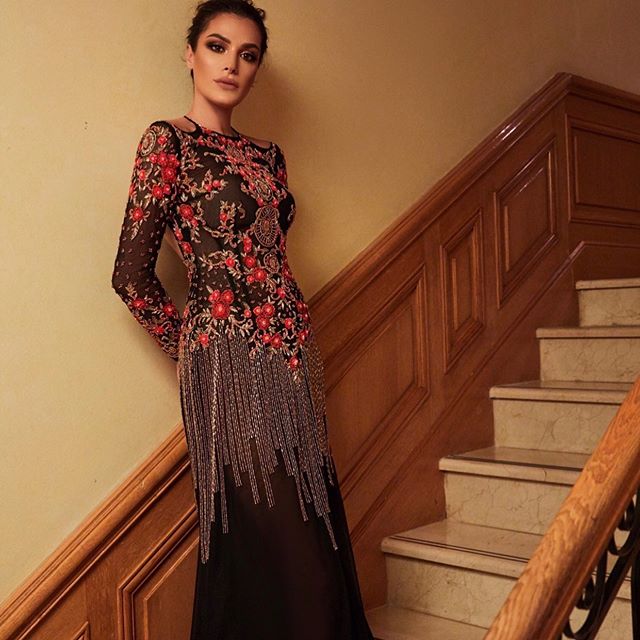 الفستان الأسود مع تطريزات الورود الحمراء بأسلوب Maison Lesley‎