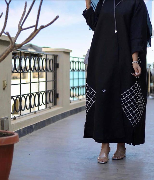  العبايه بالخطوط المربعة