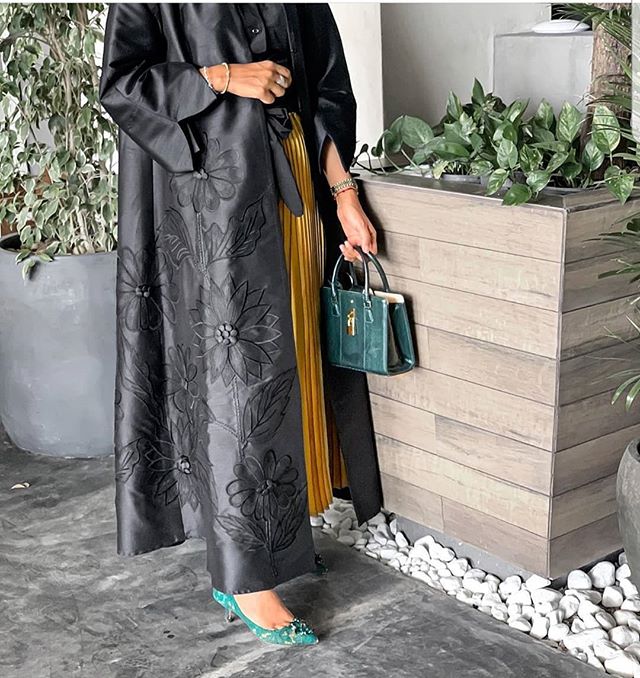 العبايه السوداء من خامة الستان اللامعة