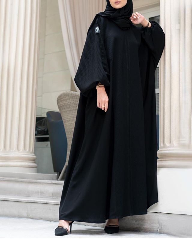 العبايات الواسعة مع الأكمام المنفوخة