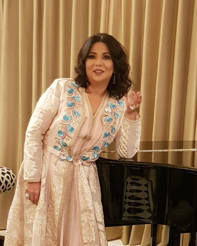 القفطان الأوف وايت مع الأحجار باللون السماوي