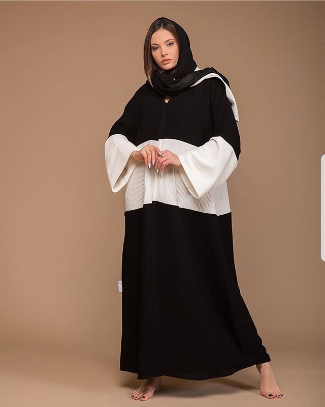 العبايه المونوكروم مع الأكمام البيضاء