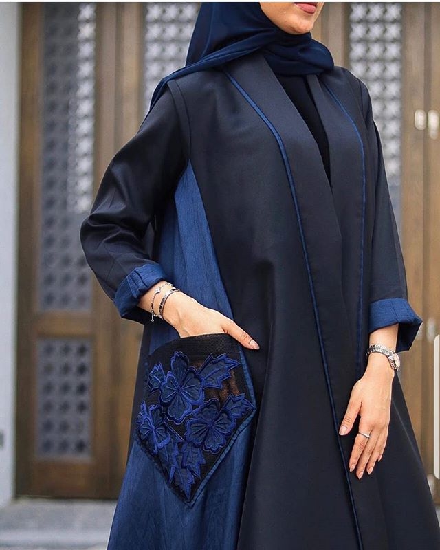العبايه مع الجيوب الكبيرة وتطريزات لافتة بالخرز