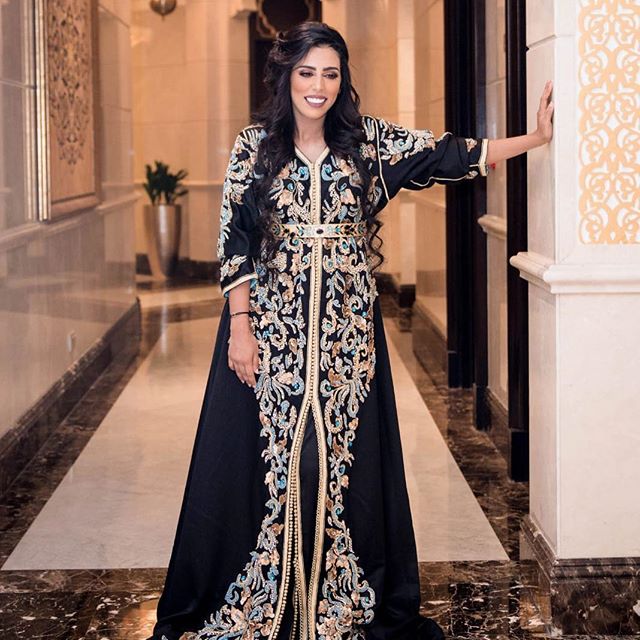 القفطان الأسود الواسع من رجاء بلدمير