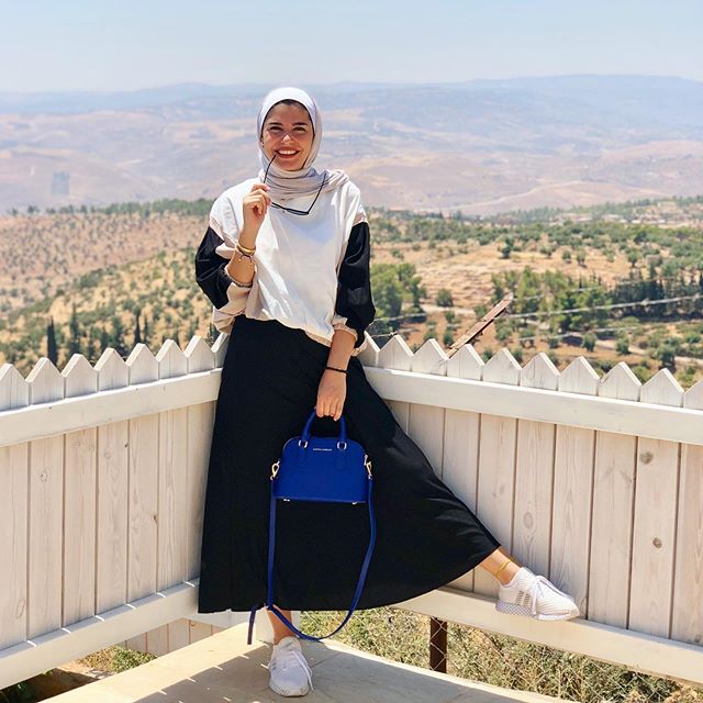 السنيكرز مع التنورة البليسيه من روان بيسومي