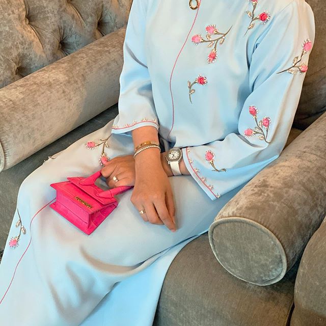 العبايه النود المطرزة بالورود