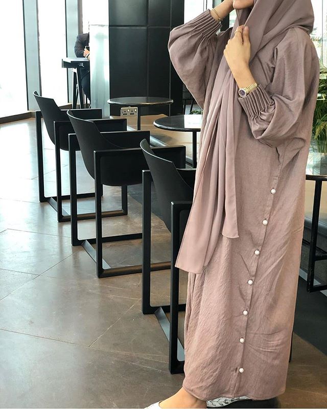 العبايه النود مع الأزرار الجانبية باللون البينك الأرجواني