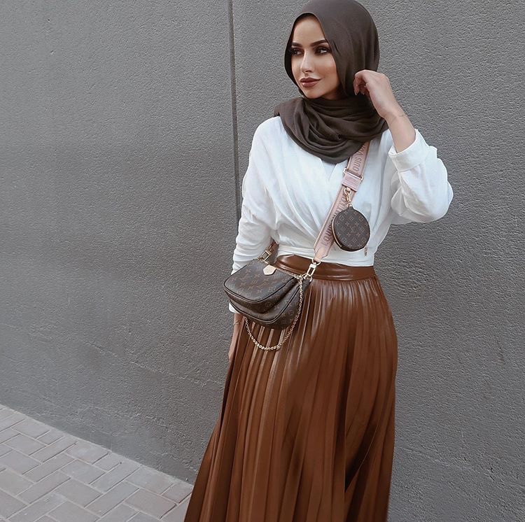 التنورة البليسيه الجلد مع توب Wrap
