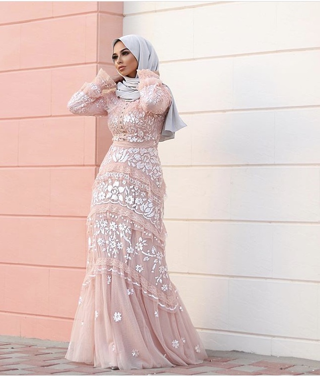 فستان مخملي من سهات مات مع التول والدانتيل