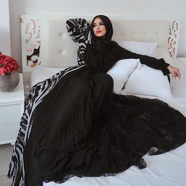 فستان مونوكروم مع الدانتيل والبلسيه من سهى مات