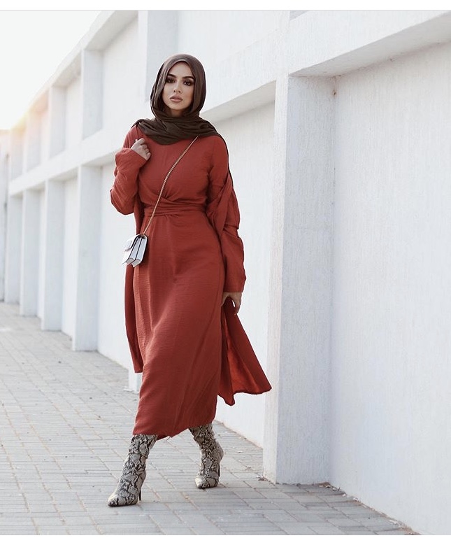 الفساتين الميدي الطويلة لاطلالة كاجوال مع تنسيق شتوي