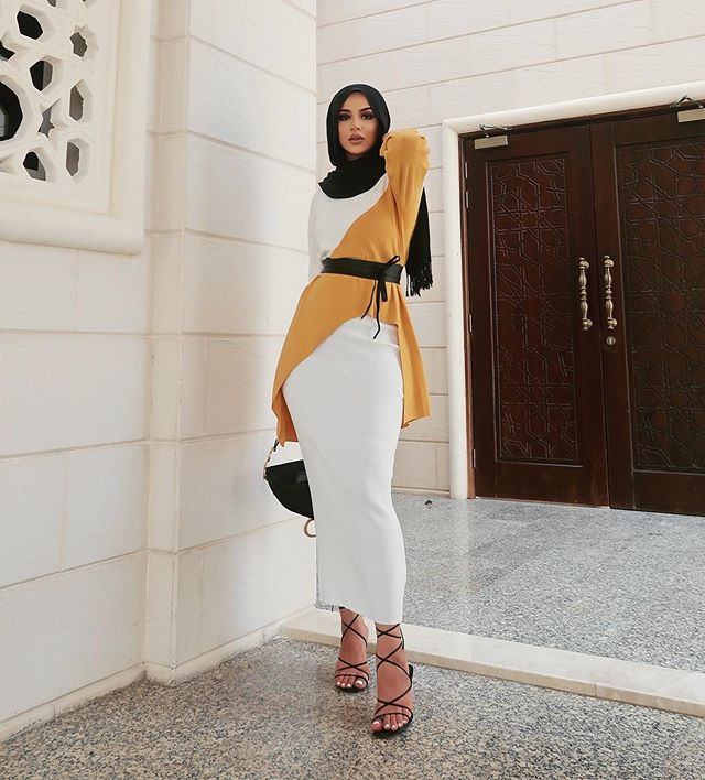 تنسيق التنورة الطويلة بقصَة السمكة مع بلوزة كشكش