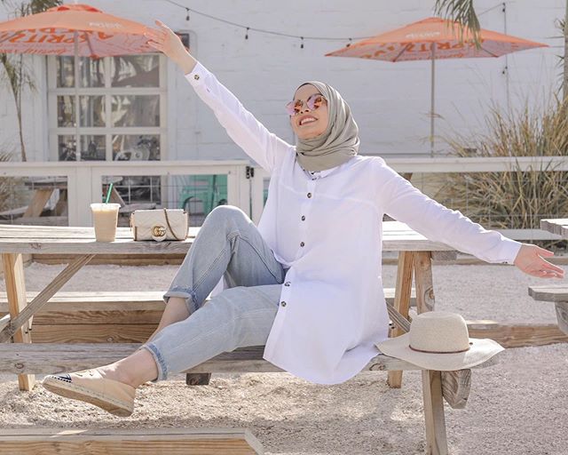 الشميز الأبيض مع الجينز الواسع