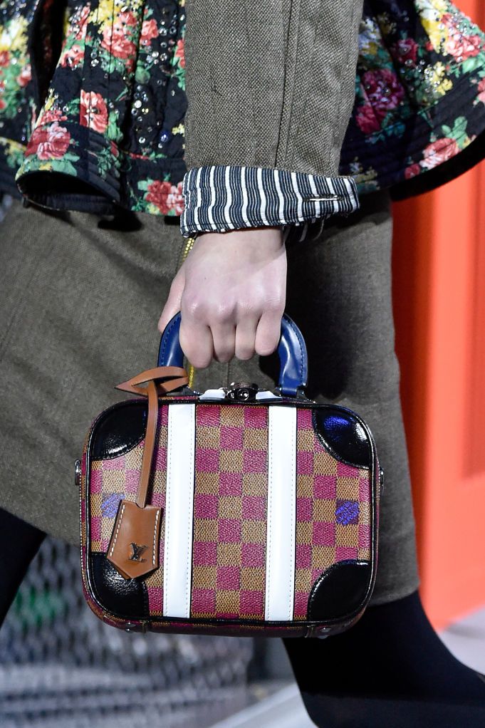 شنطة اليد الميني الملونة من Louis Vuitton