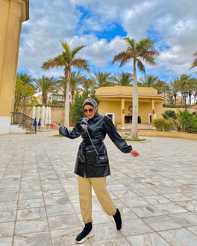 الحذاء الرياضي مع الرقبة العالية من سحر فؤاد