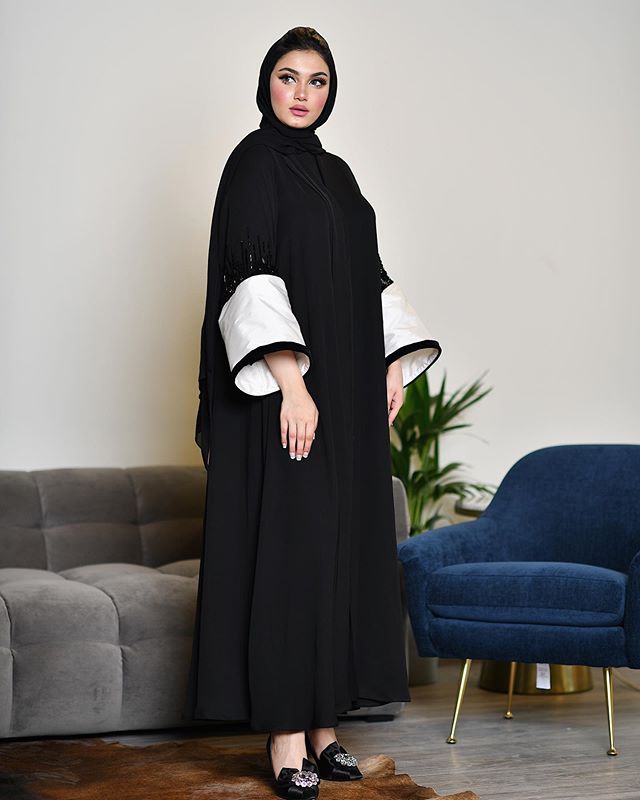 عبايه سوداء مع الأكمام البيضاء