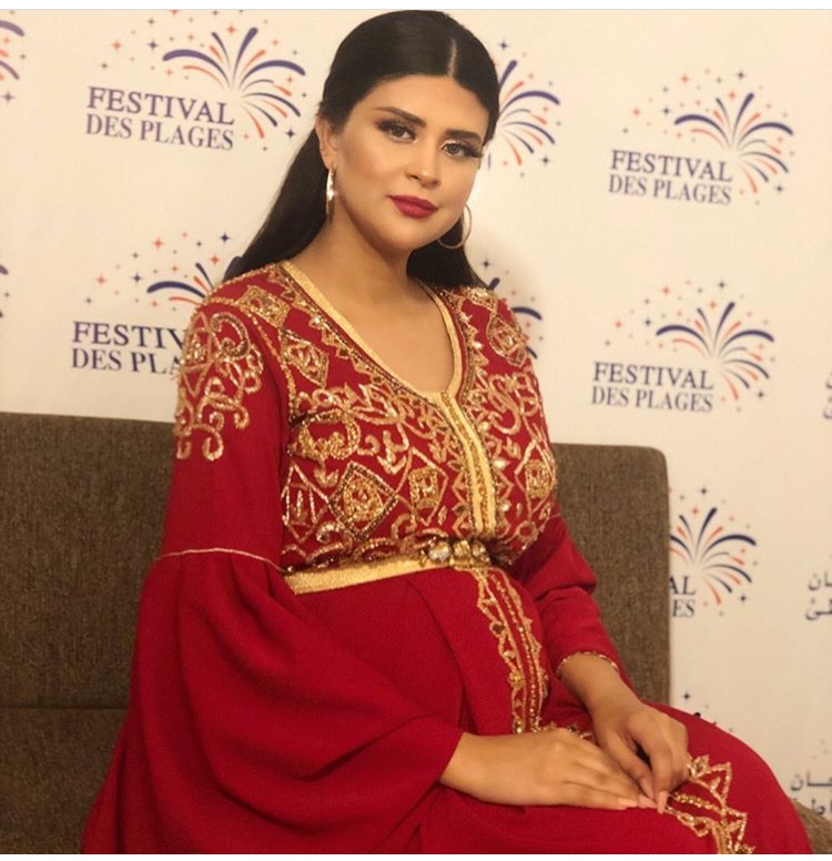 سلمى رشيد بقفطان أحمر واسع الأكمام