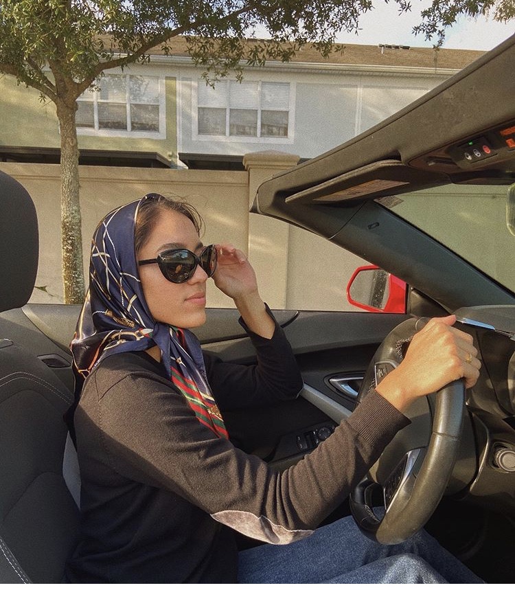 السكارف الملون الكحلي