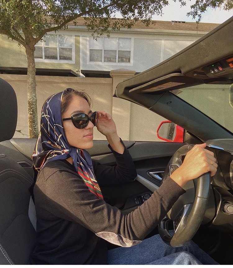 سالي عاشور باطلالة كلاسيكية مستوحاة من التسعينيات باختيار الحجاب السكارف