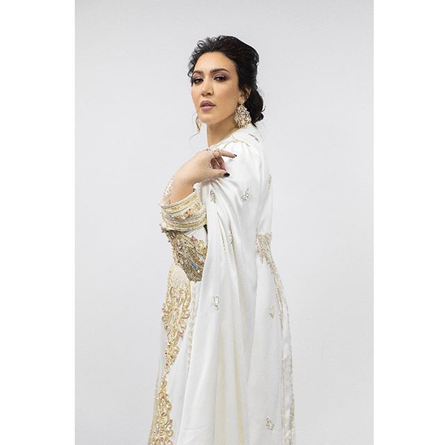 قفطان مغربي أبيض مع ذهبي من أسماء المنور