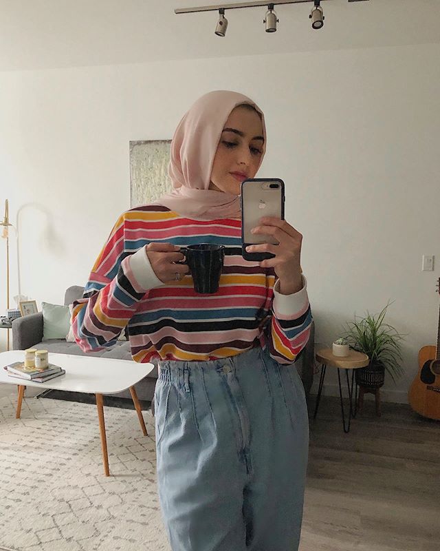 سمر البارشا بالجينز عالي الخصر والتوب الملون