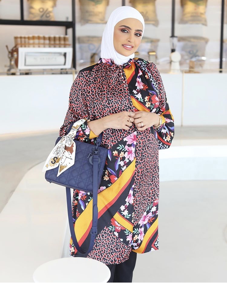 القمصان الطويلة المطبعة بالورود