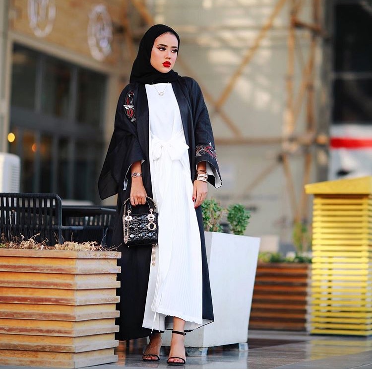 عبايه سوداء ناعمة بتنسيق بسيط