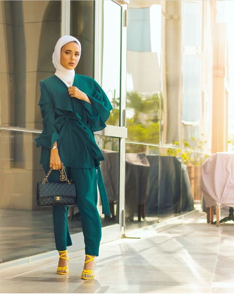 البدلة الملونة بلمسة كلاسيكية