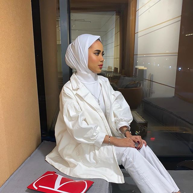 إطلالة محايدة باللون الأبيض من سارة الدهيم