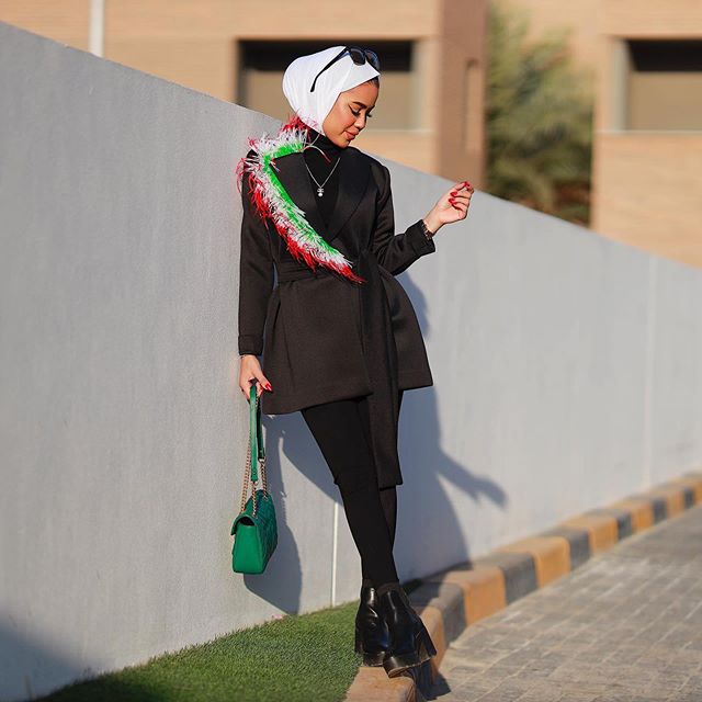 البليزر الأسود مع الشراشيب