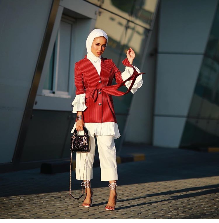 الشنط الميني أساسية باطلالات سارة الدهيم