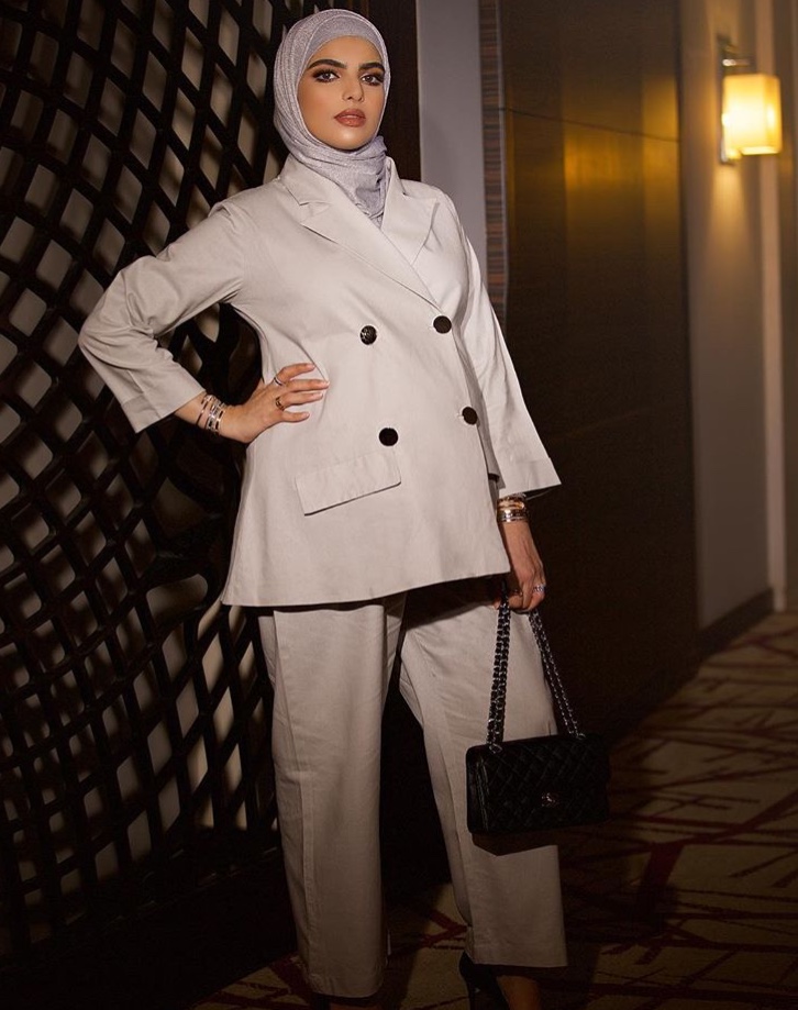 سارة الودعاني بالبدلة الـ Double Breast