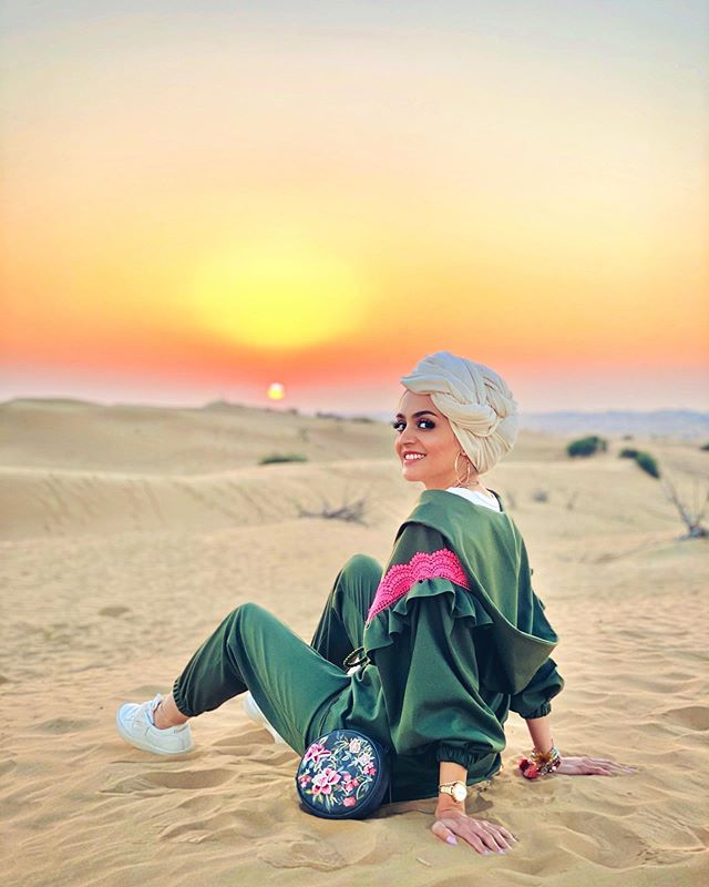 السنيكرز مع البدلة الرياضية الملونة سارة عثمان