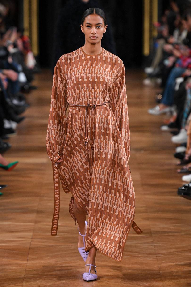 العباية الفستان مع حزام الخصر العريض من Stella McCartney