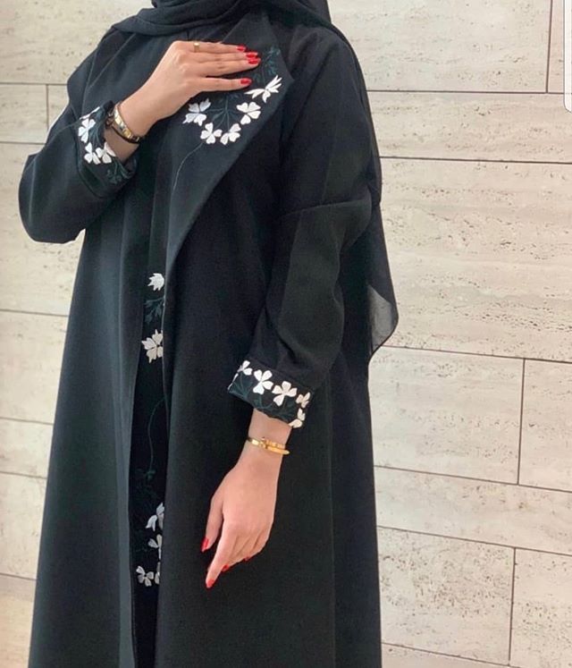 العبايه المعطف السوداء المفتوحة المطرزة من الورود
