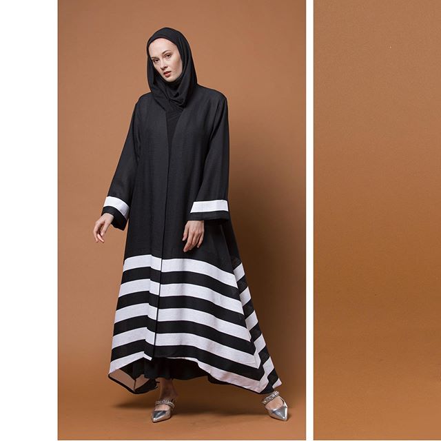 العبايه المخططة بالأبيض والأسود